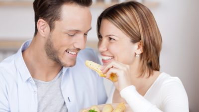 Couple qui mange du fromage