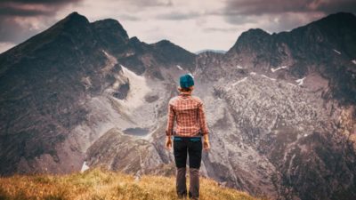 Femme à la montagne