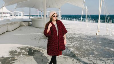 Femme portant un cardigan épais