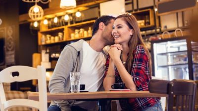 Un couple souriant partage un moment complice