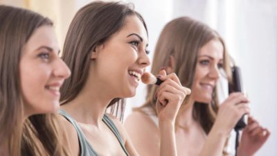 Femmes qui mettent du maquillage