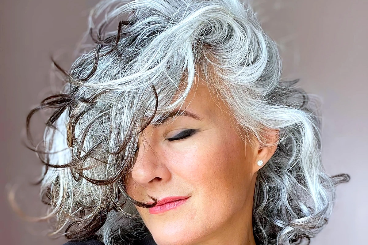 Femme aux cheveux gris avec un maquillage subtil