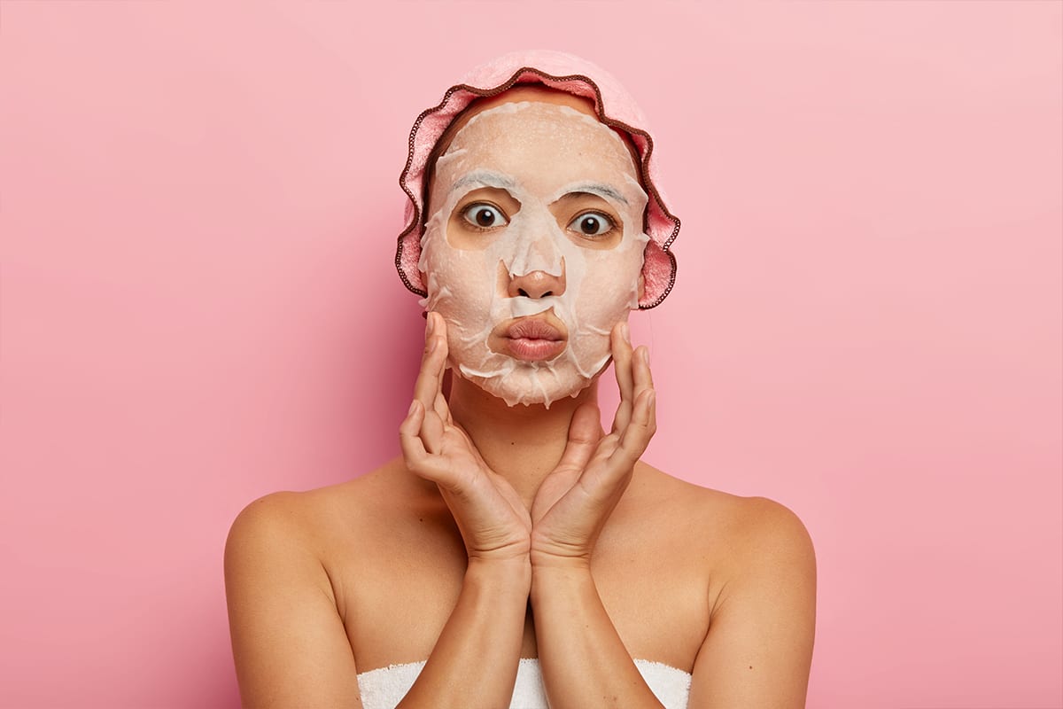 Femme appliquant un masque de soin du visage